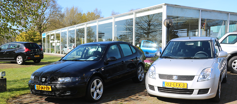 Het buitenterrein met occasions voor de showroom