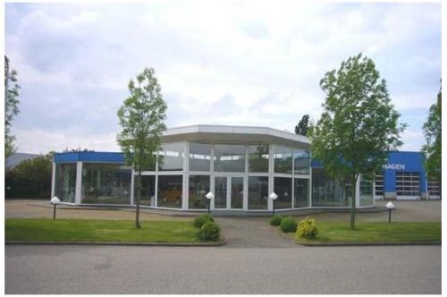 De ronde glazen showroom van Autobedrijf Harry Hagen